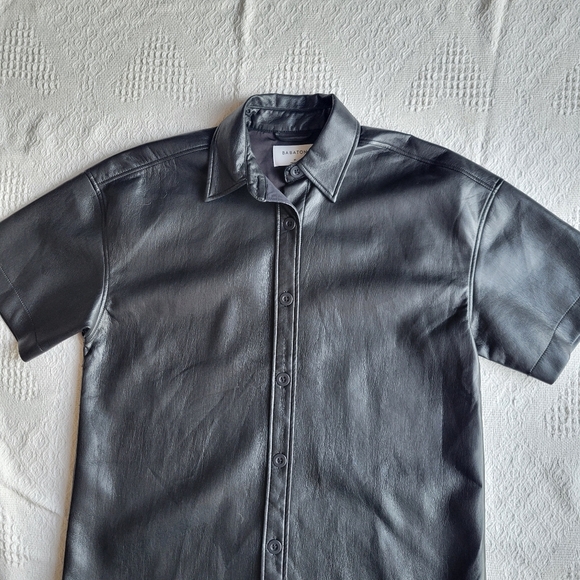 Aritzia Babaton Frances Button Up Faux Leather Short Sleeve Oversize Jacket - Picture 4 of 10